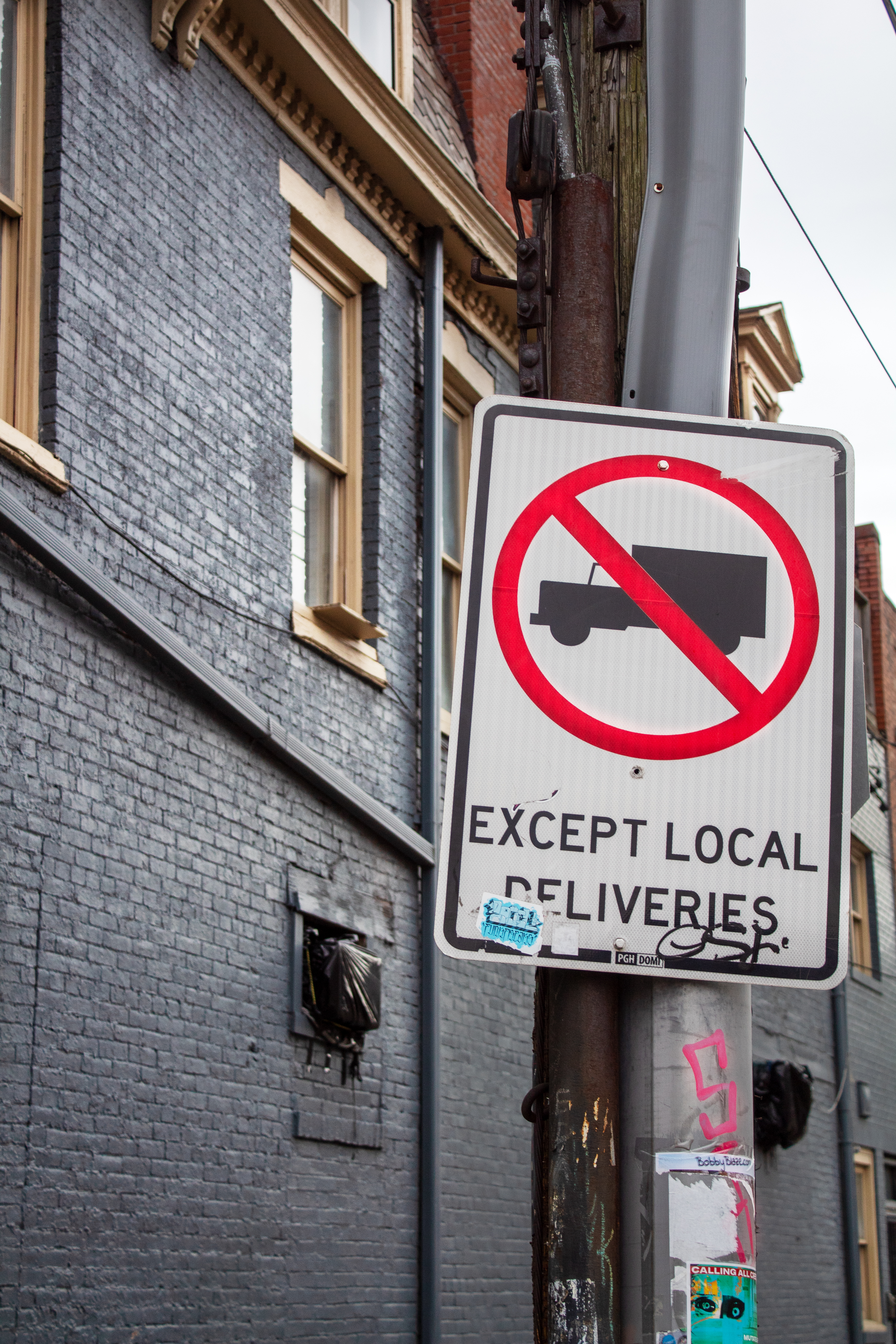 No trucks sign